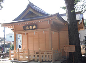 松戸神社神楽殿の舞台を収納した様子