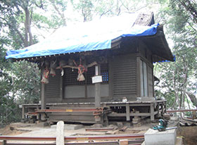 神社を曳屋している様子