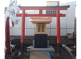 移設された塗装前の金属製鳥居